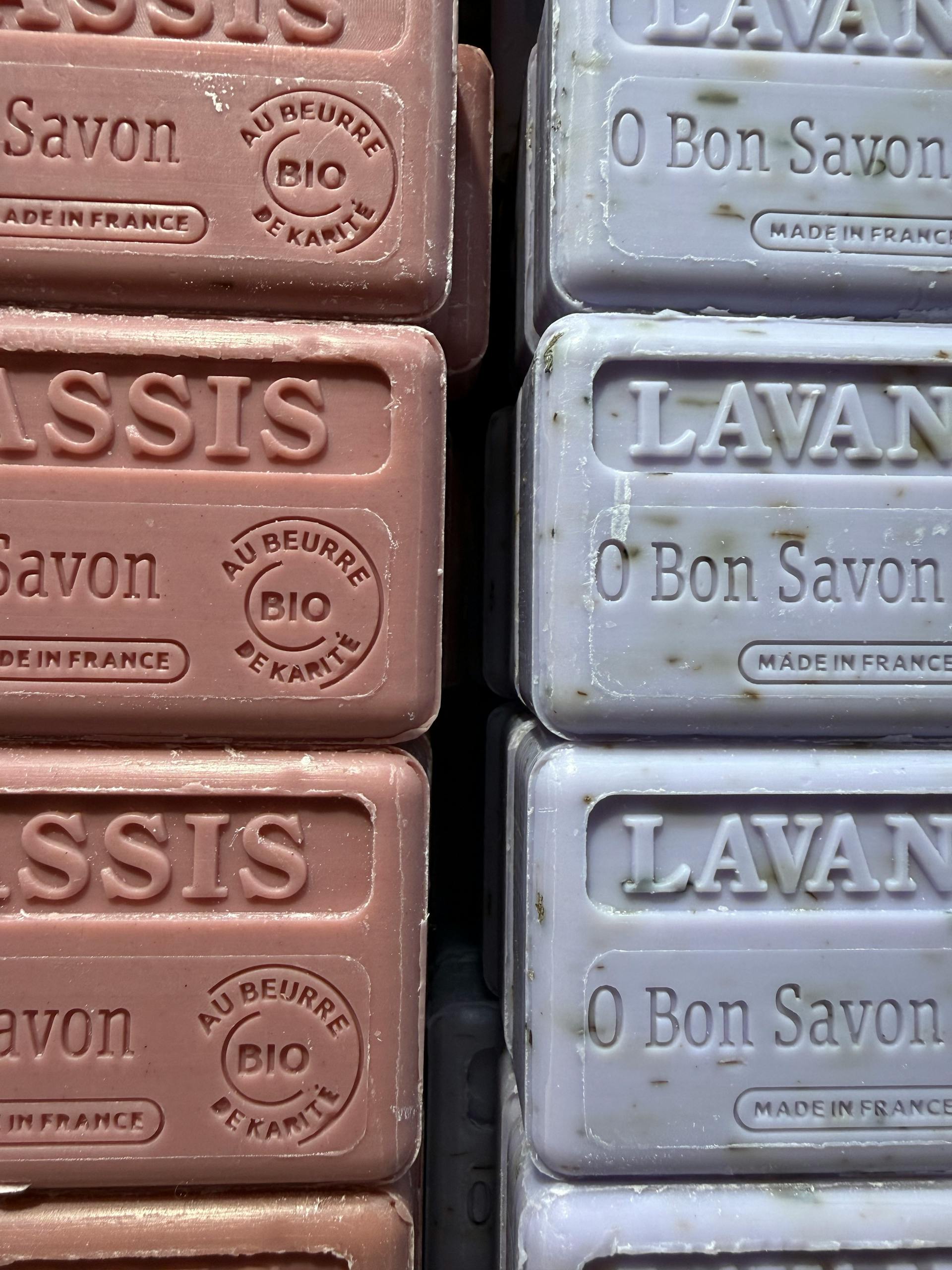 Photo par drB drB Natural French soap bars crafted with organic ingredients, highlighting lavender and clay.